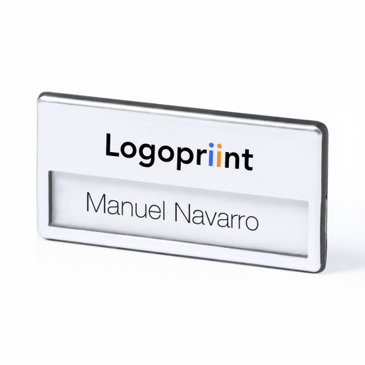 Badge blanc personnalisable avec logo.